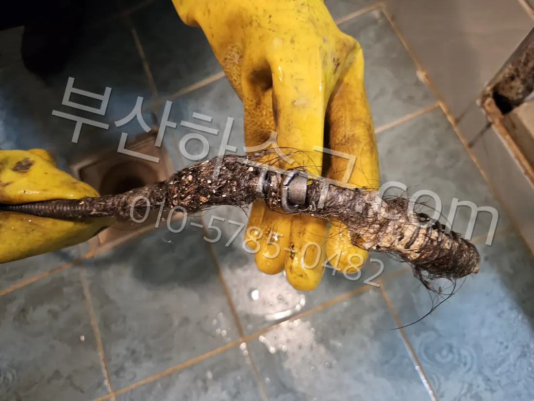 물이 더디게 빠지는 바닥 배수구 상태
