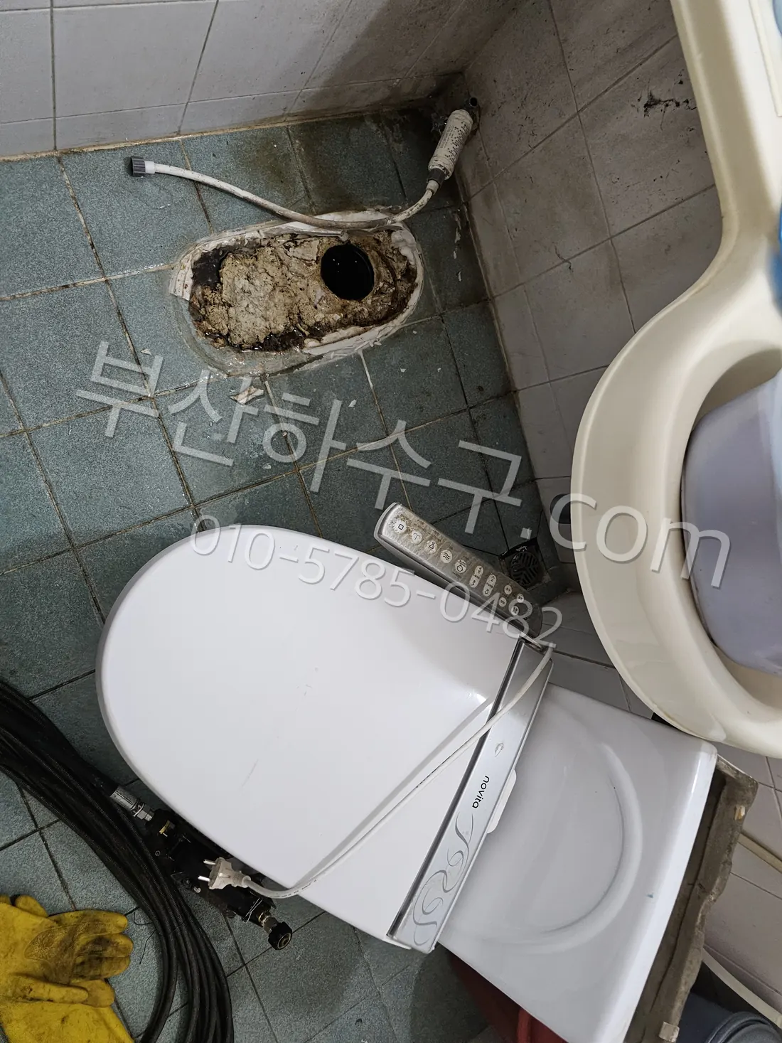 변기 막힘 처리 작업