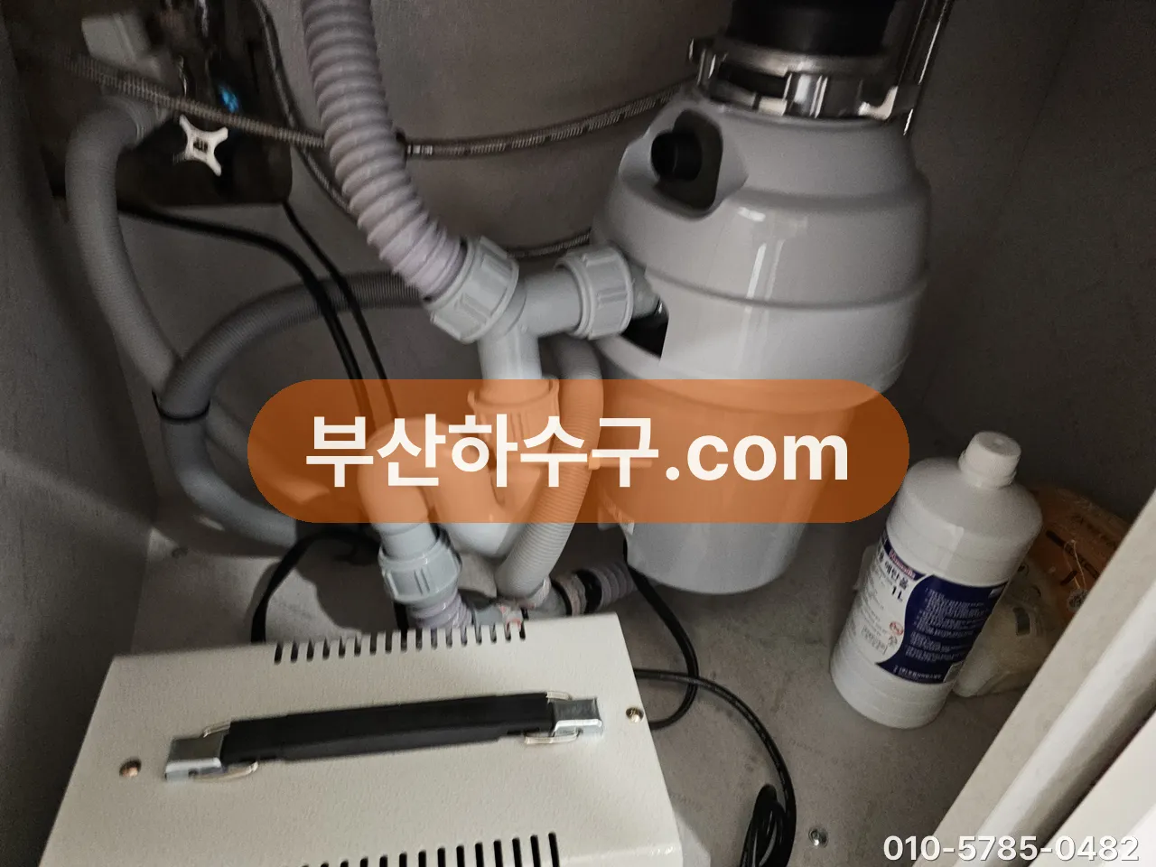 싱크대 수전으로 올라가는 급수 호스와 앵글밸브 연결 상태 확인
