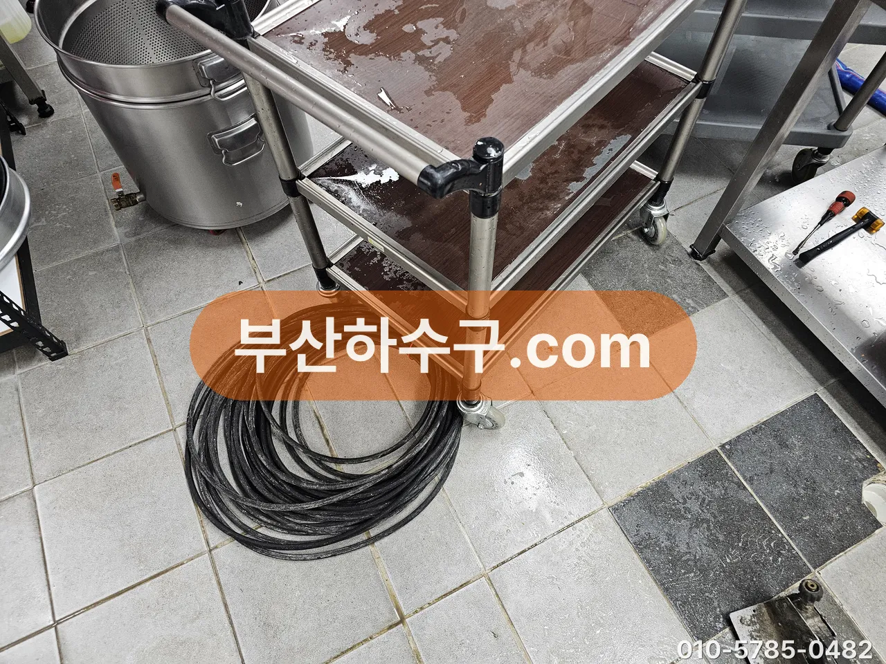 영업 주방에 장비를 들여 배수 라인을 손보는 현장