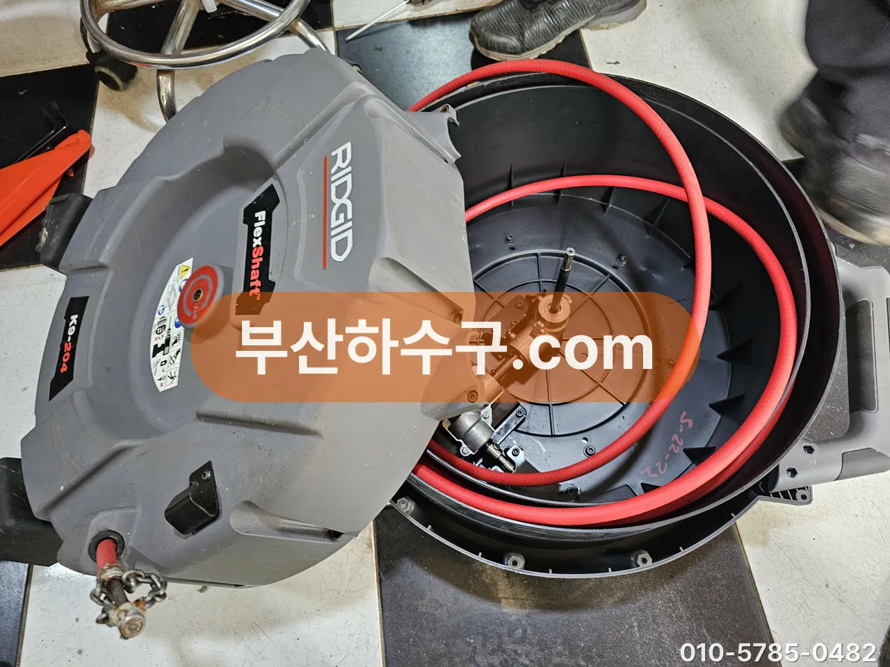 관 벽을 긁어 벗기는 회전 장비의 릴과 케이블을 소제구 앞에 세팅한 장면
